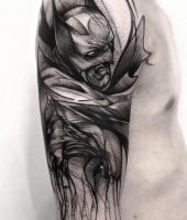 BatMan tatuaż na ramieniu