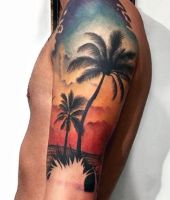 palmy tatuaż na ramieniu