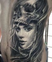 kobieta w czapce z czaszki