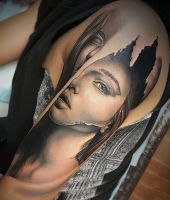 dwie twarze tatuaże na ramieniu