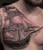 statek wytatuowany na klatce piersiowej