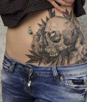 czaszka tatuaż na biodrze