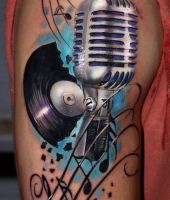 mikrofon i płyta gramofonowa - tatuaże muzyczne