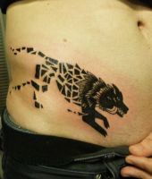 wilk na biodrze męski tatuaż