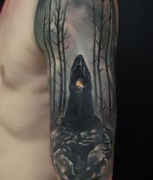 mroczna postać w lesie