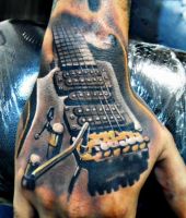 elektryczna gitara na dłoni