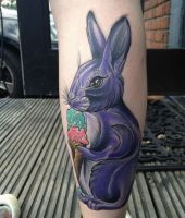 niebieski królik tatuaż na łydce