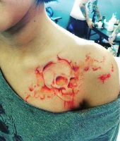 tatuaż czaszka na obojczyku