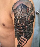 wiking na ramieniu tatuaż
