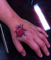 biedronka tatuaż na dłoni