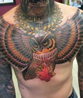 duża sowa tatuaż na klatce piersiowej