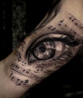 oko oraz nuty - tatuaż muzyczny