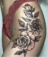 róże tatuaże na biodro kobiece