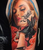 wytatuowana dziewczyna z tatuażem na twarzy