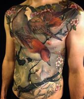 tatuaże z ptakami na brzuchu i klatce piersiowej