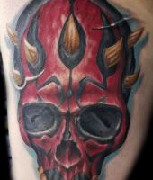 czaszka pomalowana na czerwono