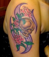 kolorowy tribal na ramieniu róże i czaszka