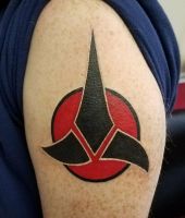 symbol tatuaż na ramię