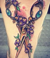 kwiaty na nożyczkach tatuaże