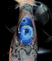 mechanika oko kosmos tatuaż na ręce