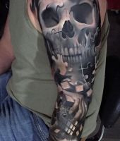 czaszka z puzzli tatuaż na całej ręce