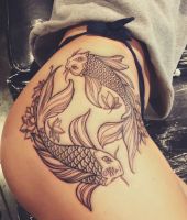 ryby koi | tatuaże na biodrze