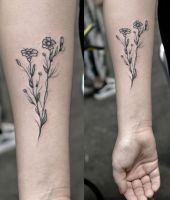 kwiatuszki tatuaże na ręce