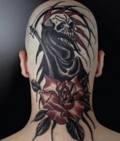 śierć i kwiatek tatuaż na głowie