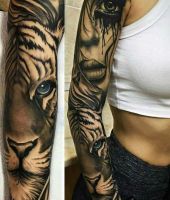 biały tygrys i kobieta wytatuowane na ręce