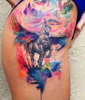kolorowe tatuaże na biodrze - jednorożec