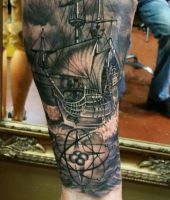 tatuaże na ręce - statek na morzu
