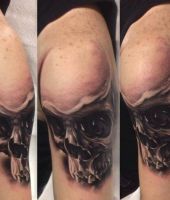 ludzka czaszka tatuaż na ramieniu