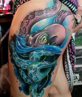 ośmiornica w wodzie tatuaż na udzie