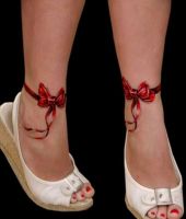 czerwone kokardy na kostkach - tatuaże dla kobiety