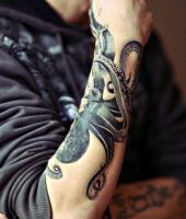 czarna ośmiornica tatuaż na ręce