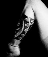 polinezyjski wzór tatuażu na łydce