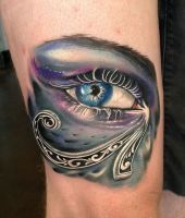Oko Ra tatuaż na nodze