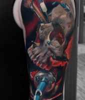 czaszka i sprzet do tatuowania