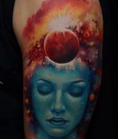 niebieska twarz tatuaż