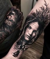 twarz kobiety i drzewo