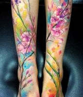 kwiaty tatuaże na nogi dla kobiet