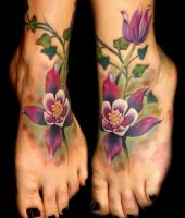 kwiaty wytatuowane na stopach