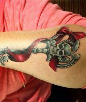 klucz czaszka z czerwoną kokardą