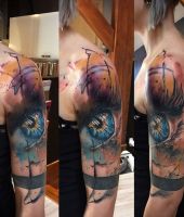 oko - abstrakcyjny tatuaż na ramieniu