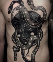 czarne węże tatuaż twarz