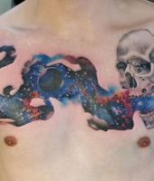 czaszka i kosmos tatuaż na klacie