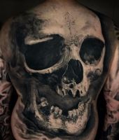 duża realistyczna czaszka - tatuaż na plecach