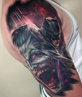 batman i joker tatuaż na ramieniu