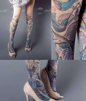 koliber - tatuaże ptaki na nogach