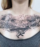 biegający lis tatuaż na klatce piersiowej